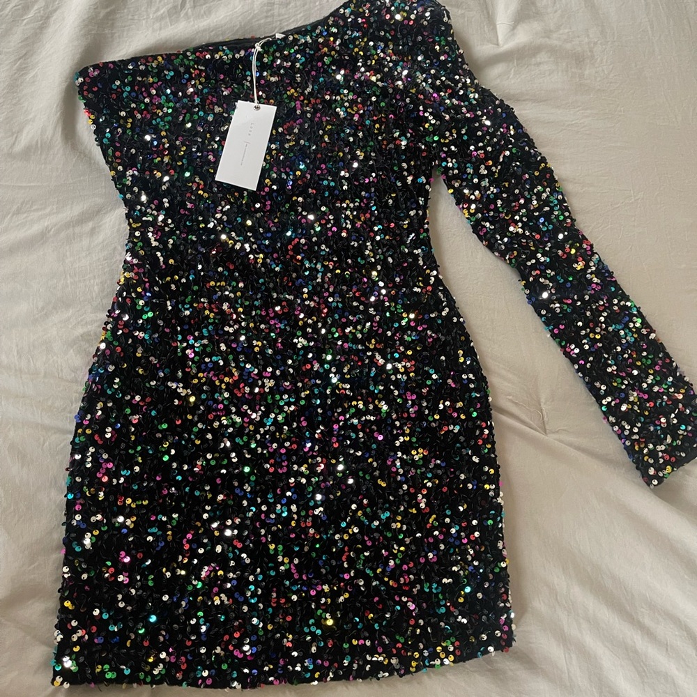 Sequin, one shoulder dress 🤩